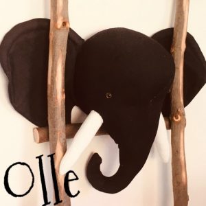 Kop van textiel van olifant Olle, voor aan de muur