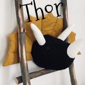 Kop van textiel van triceratops Thor, voor aan de muur