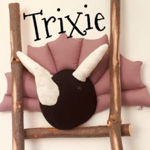 Kop van textiel van triceratops Trixie, voor aan de muur